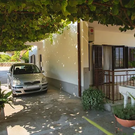 House Mariposa بيت ضيافة تروغير